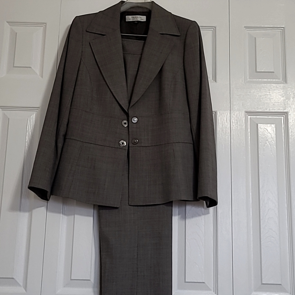 Ladies 2-piece Tahari gray lined Pant Suit